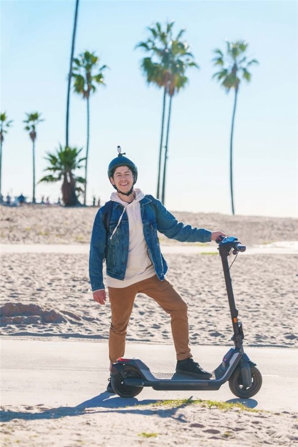 Segway KickScooter P65E Elektromos roller 500W