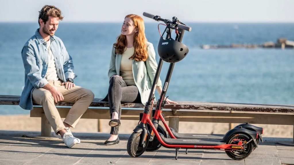 A v rosi divat j korszaka Ninebot Segway F30 Plus Elektromos Roller